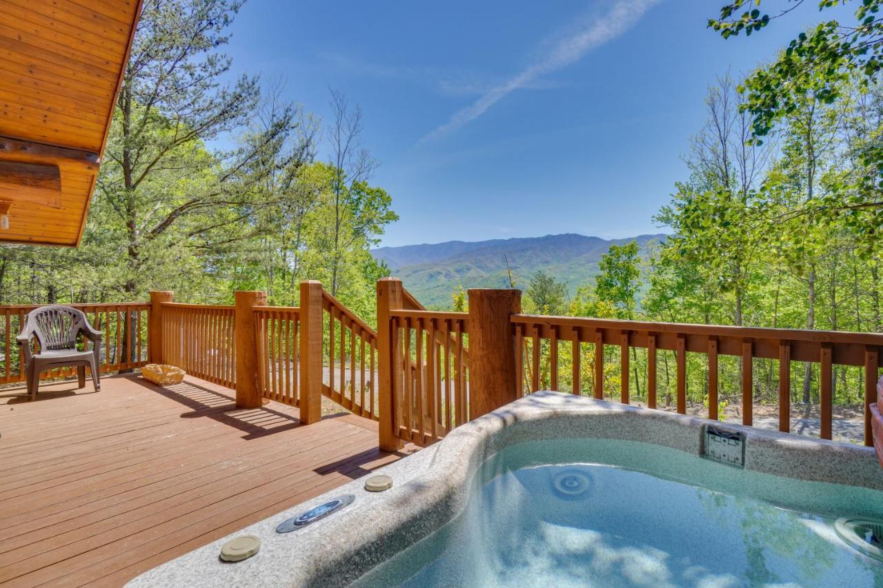 Idyllic Gatlinburg Cabin With Hot Tub And Balcony! Exteriör bild